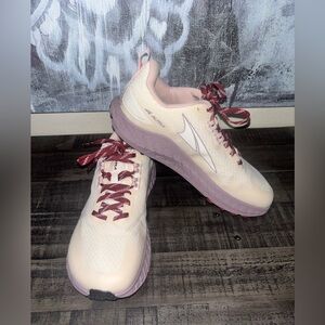 Altra Women's Outroad trail running shoes SZ 9.5